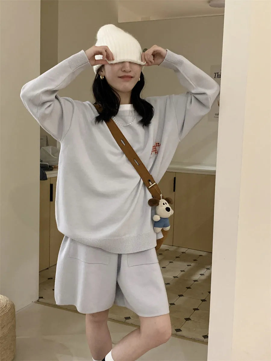 Women's knitted sweater and shorts suit with animal embroidery in imitation cashmere fabric