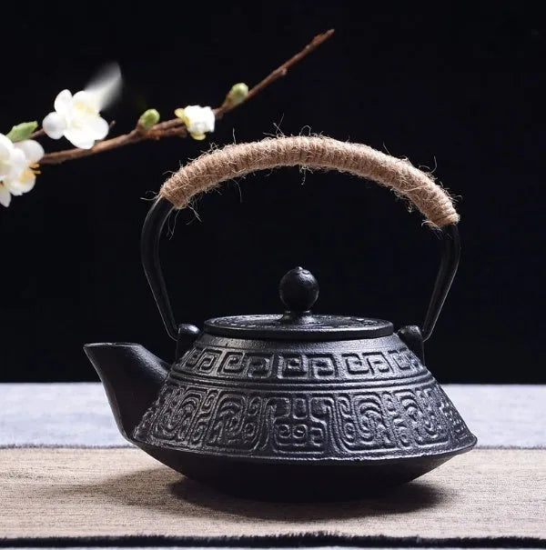 Cast iron teapot with Japanese-style decorative pattern and 0.9-litre capacity for brewing tea