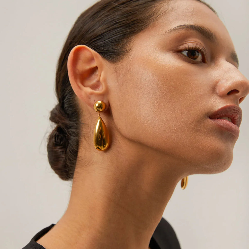 Gold-coloured stainless steel earrings with geometric water drop pendant and hemisphere design