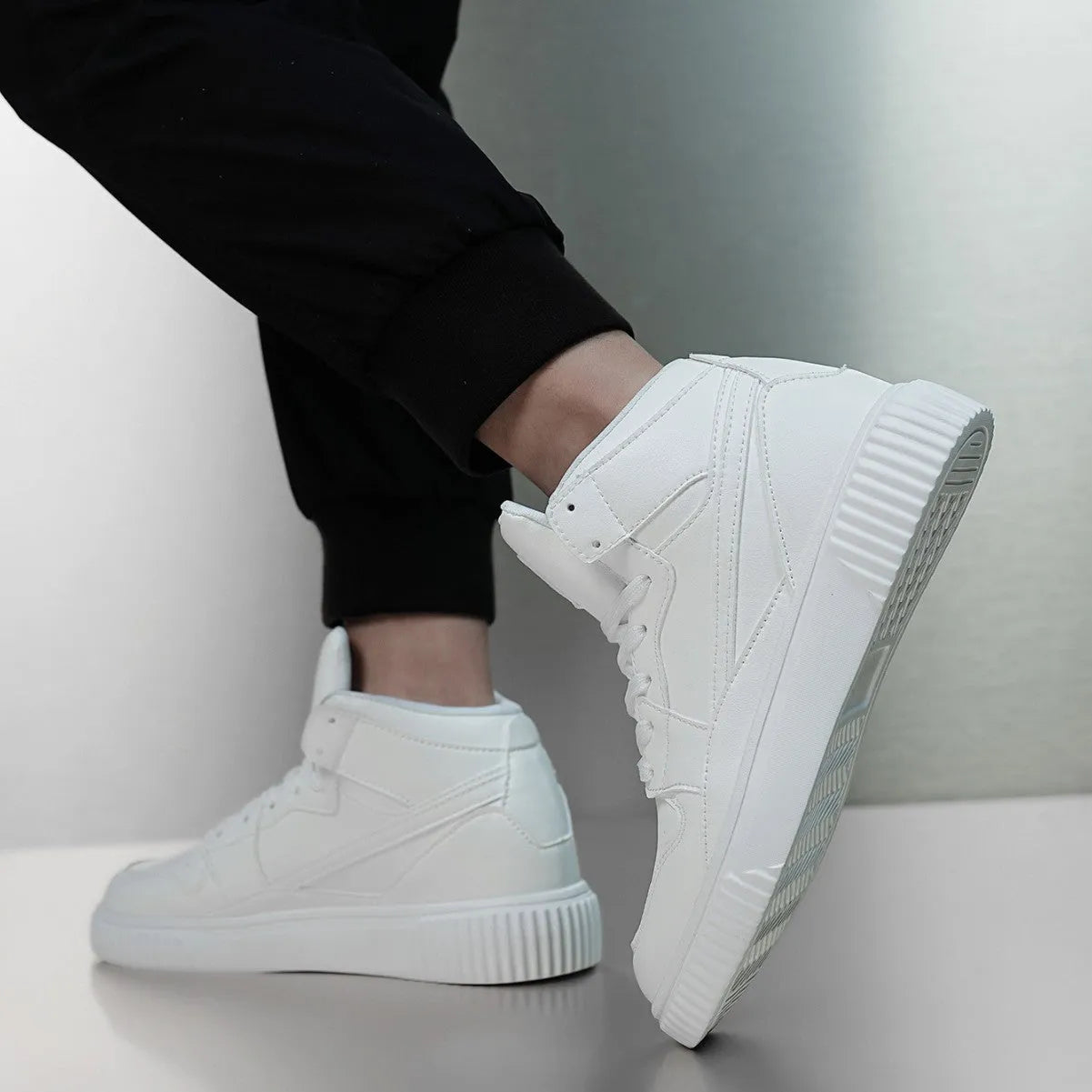 White men's casual shoes with round toe design and microfiber upper for autumn and winter wear