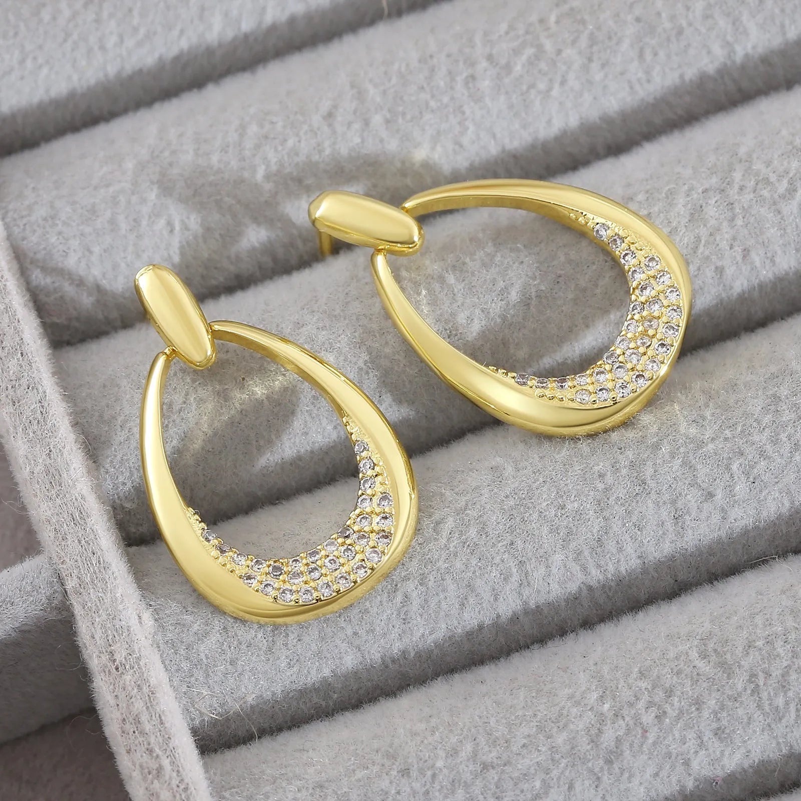 Yellow gold geometric drop earrings with zircon accents, measuring 2.6cm long by 1.7cm wide