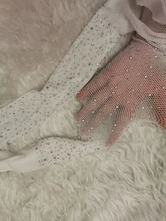 Women's fishnet stockings in nylon mesh with diamond pattern in skin colour option