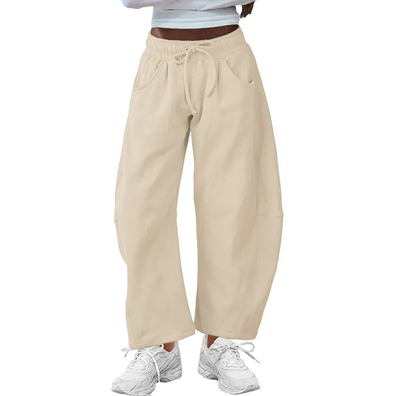 Loose cropped sweatpants with elastic drawstring waist in cotton fabric, shown in multiple colour options