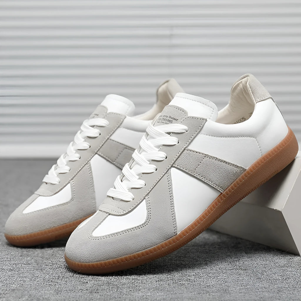 White Japanese-style retro low-top unisex sneakers with round toe and flat rubber sole on a plain background.