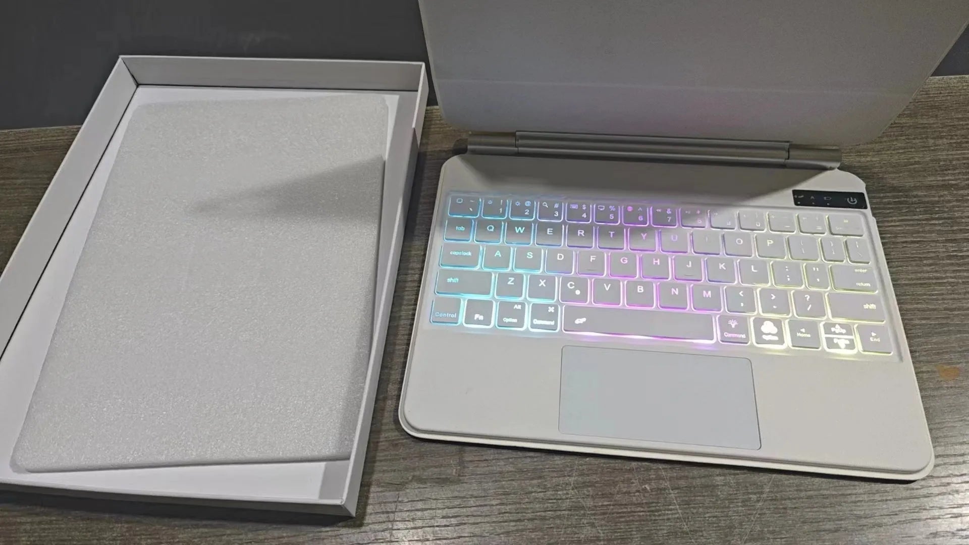 Bluetooth wireless keyboard with magnetic protective cover for iPad Pro and iPad Air in various colours