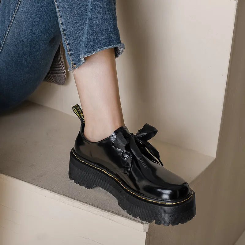 Women's thick soled leather shoes with cross straps and ribbons in black or white colours