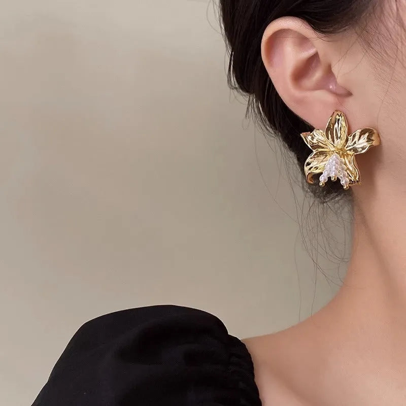 Gold H1795 colour flower-shaped pearl drop earrings for women, metal construction.