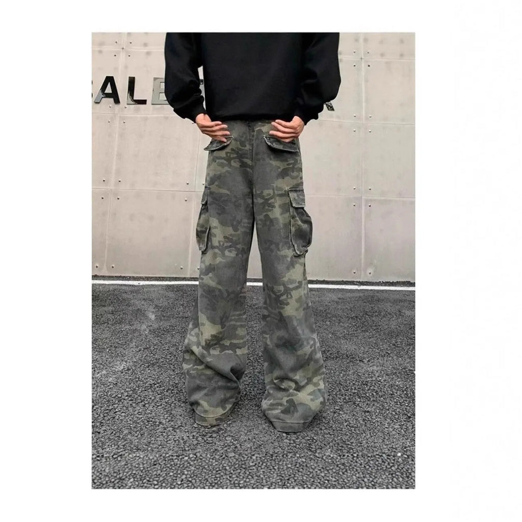 Korean-style camouflage cargo trousers in cotton-blend fabric with multiple pockets.