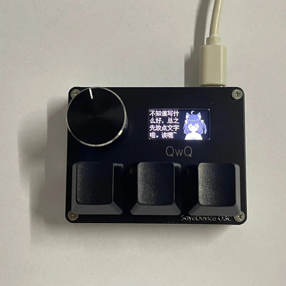 Customisable magnetic axis gaming keypad with programmable knob and colour IPS screen on desk.