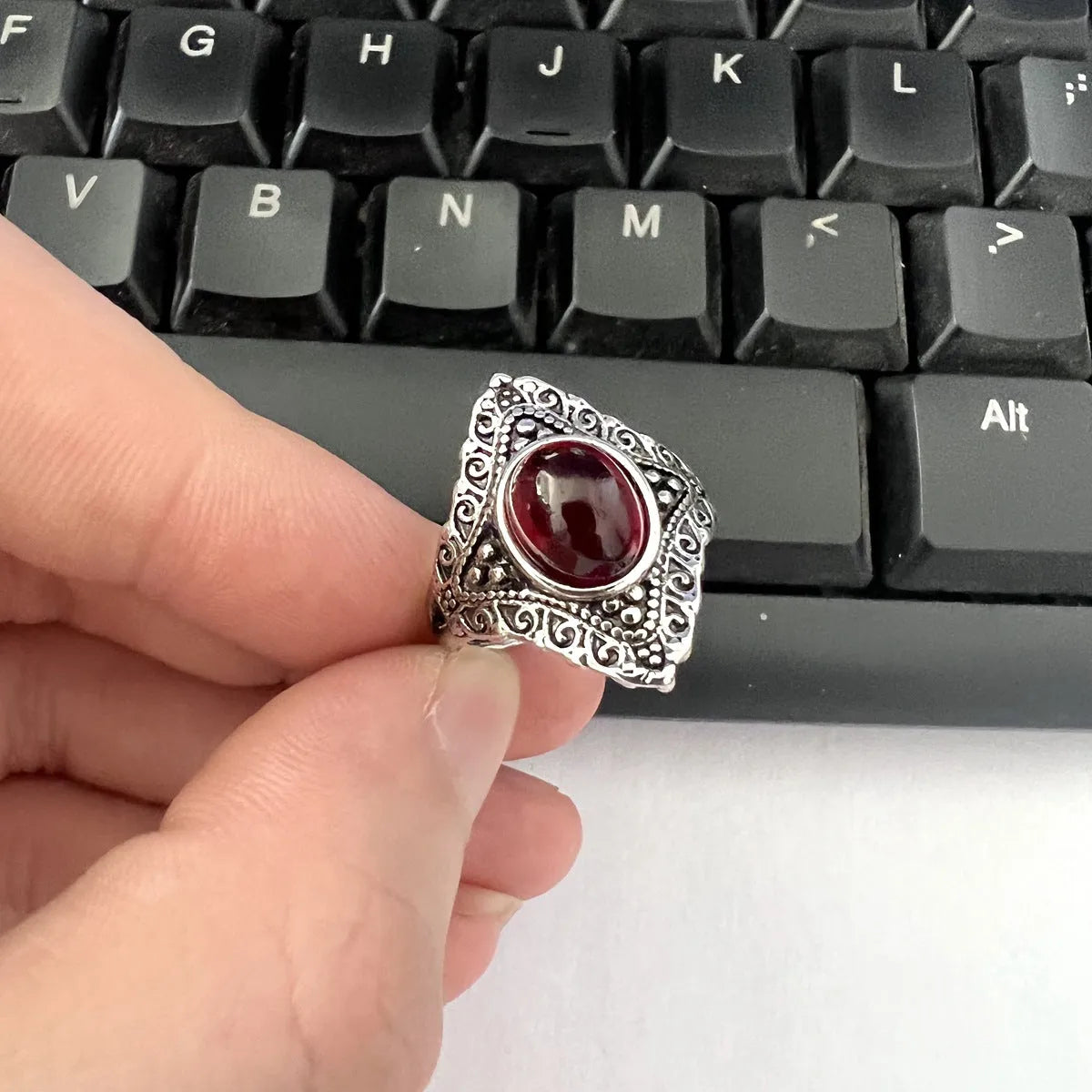 Retro adjustable zinc alloy ring in ruby colour with electroplating finish