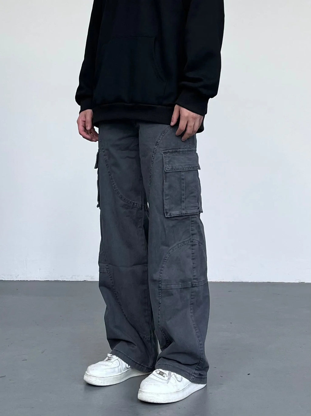 Women's washed cotton straight-leg overalls in black with mid-waist and pocket decoration