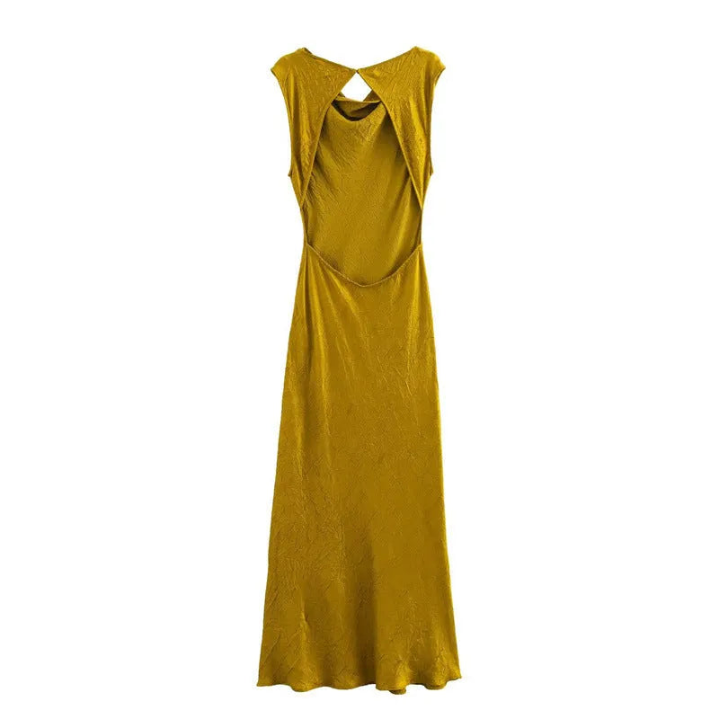 Sleeveless V-neck long dress in solid maroon colour with lace-up waist-tucking detail