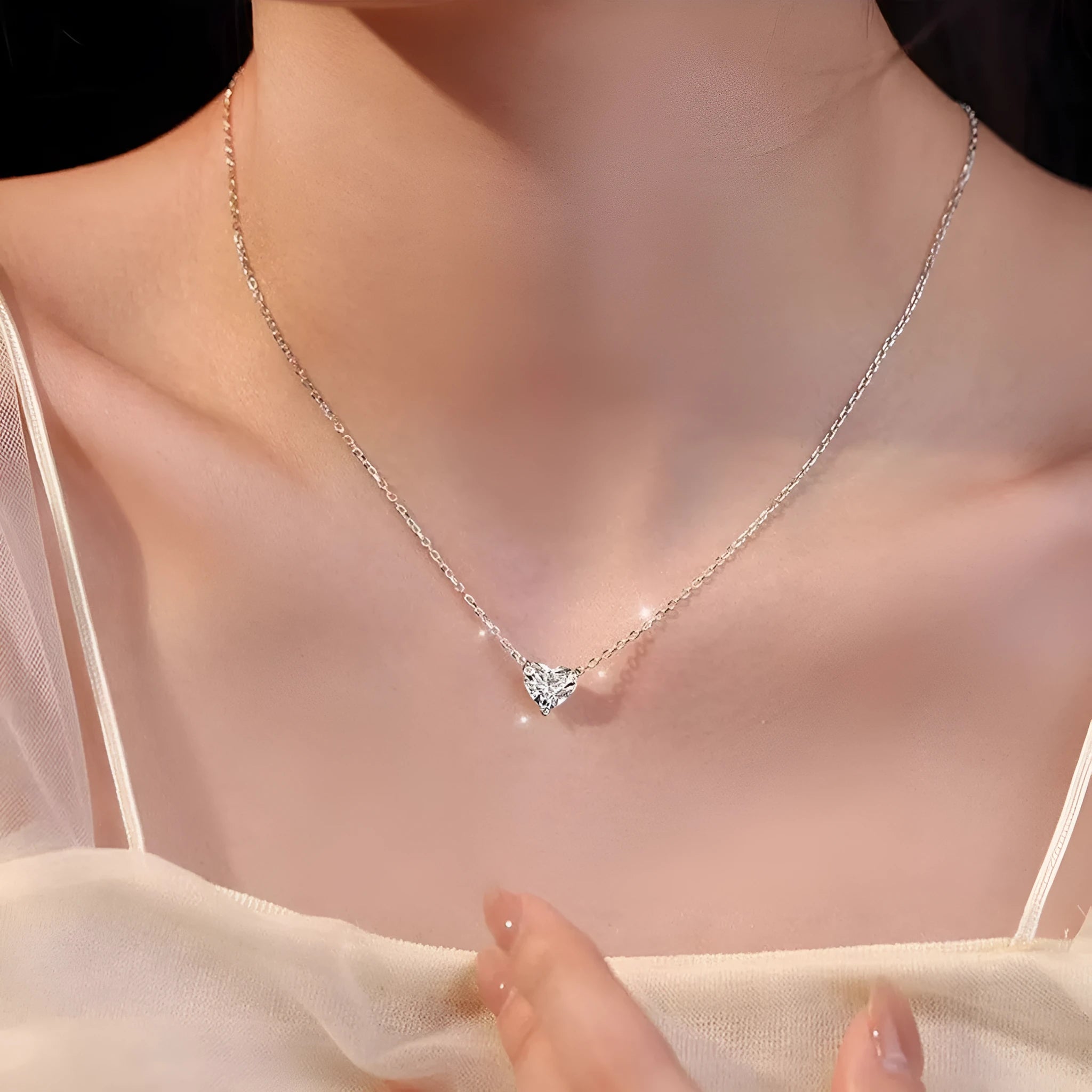 Silver-coloured women's necklace with heart pendant on delicate chain