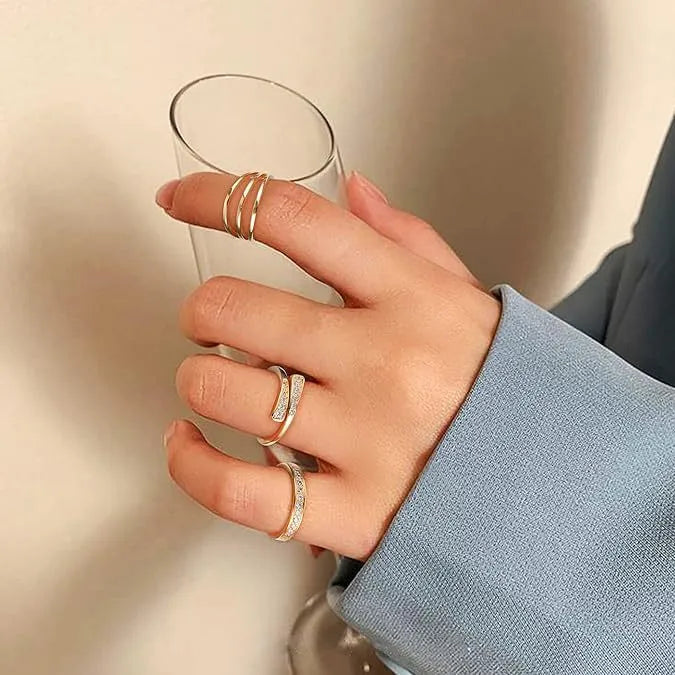 Geometric gold plated toe ring with rhinestone design on an alloy band.