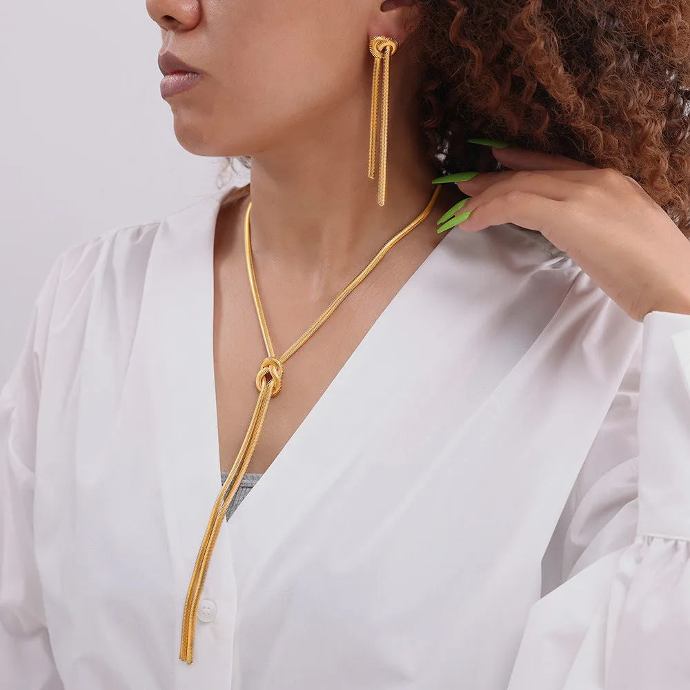 Gold electroplated titanium steel necklace and earrings set with tassel details