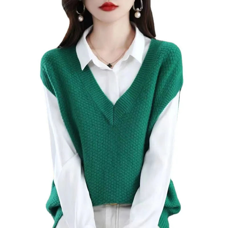 Women's sleeveless vest pullover with 3D knit pattern in creamy-white colour