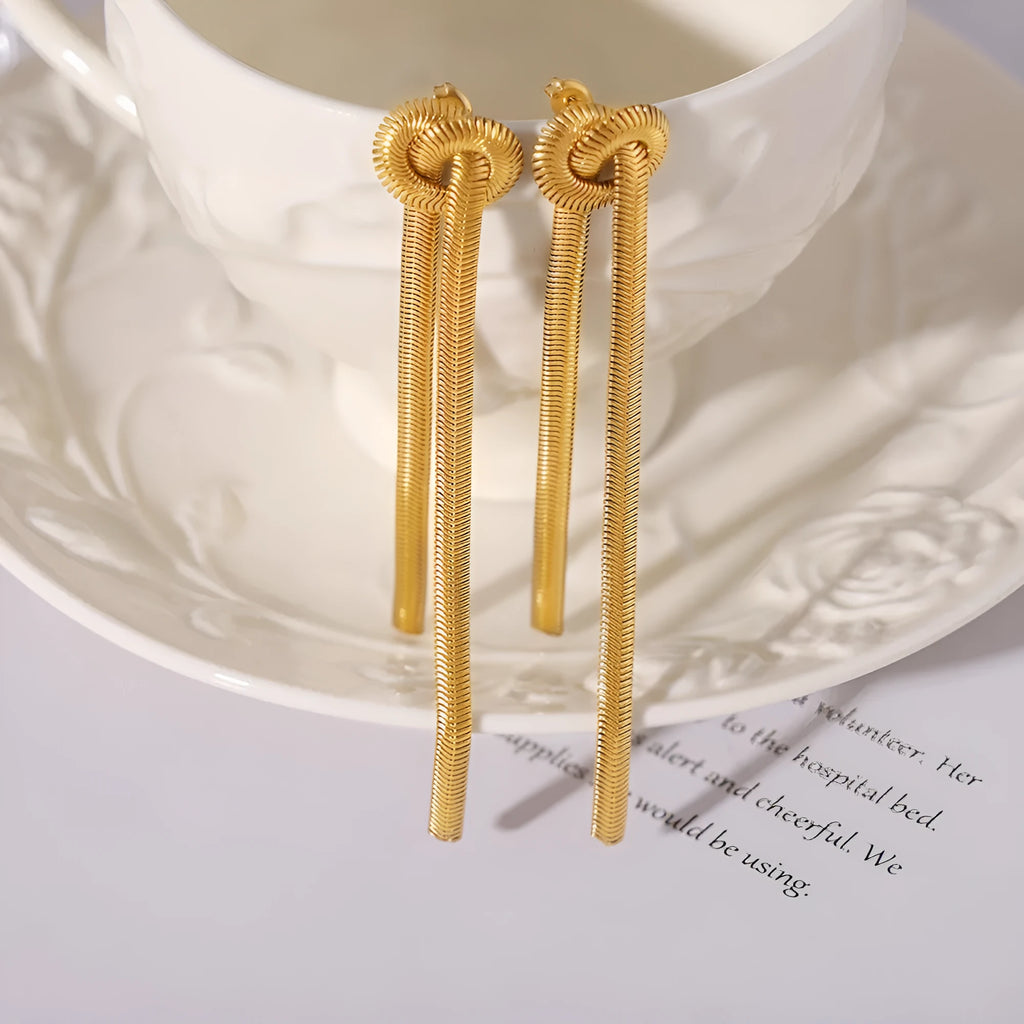 Gold electroplated titanium steel necklace and earrings set with tassel details