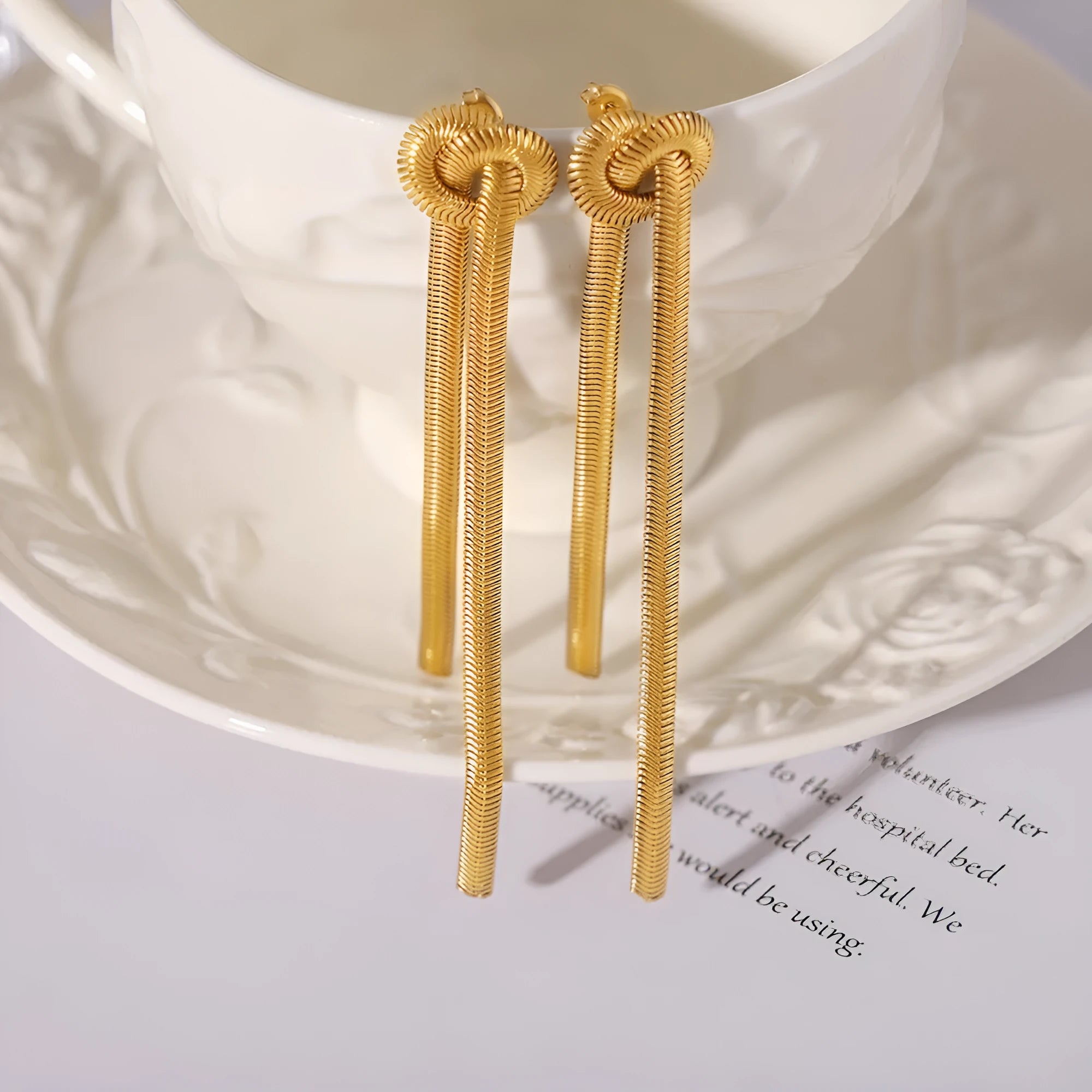 Gold electroplated titanium steel necklace and earrings set with tassel details