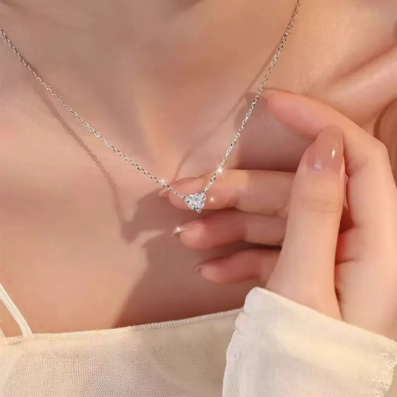 Silver-coloured women's necklace with heart pendant on delicate chain