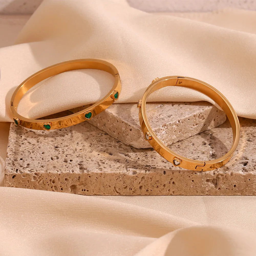 Stainless steel women's bracelet with a micro-inlaid peach heart in green or white diamond colour.