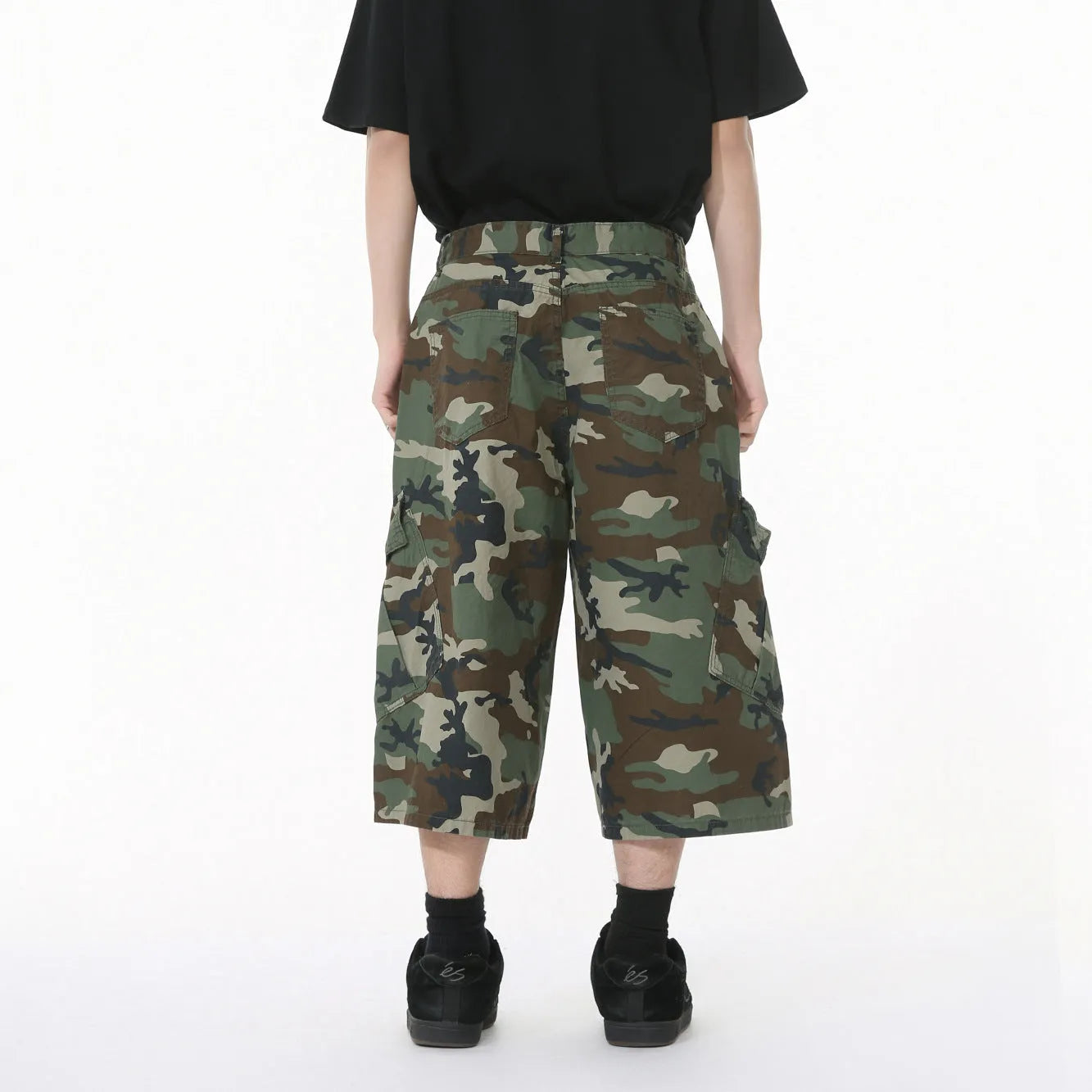 Men's camouflage cotton cropped jeans with wide leg fit and side stitching detail