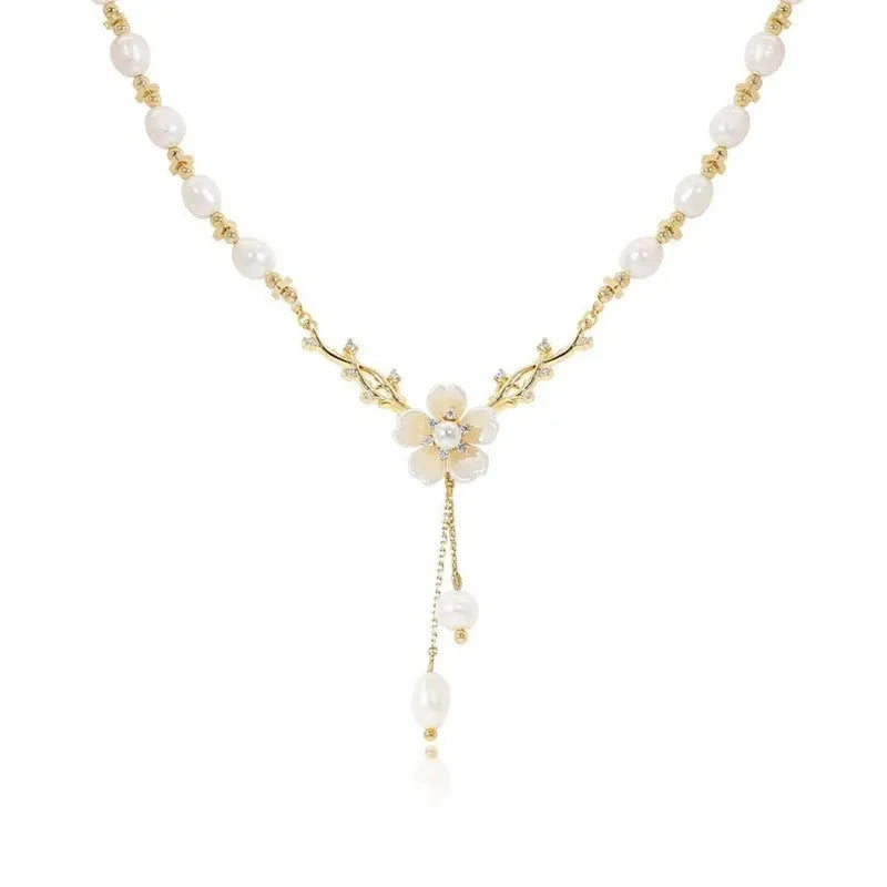 Alloy necklace with pearl flower pendant and rose decorative elements in Q9 colour
