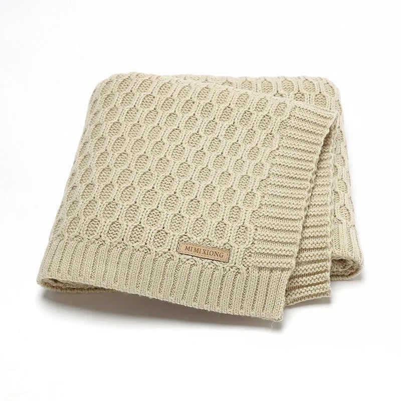 Solid colour infant hug blanket with textured lines, measuring 70 by 90 cm.