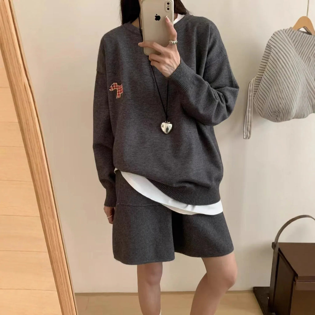 Women's knitted sweater and shorts suit with animal embroidery in imitation cashmere fabric