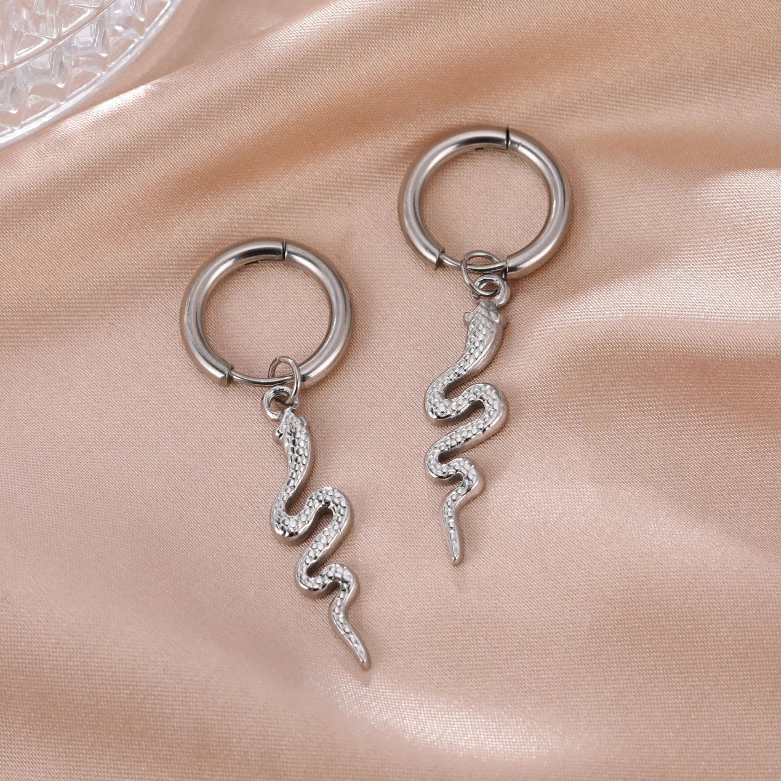 Snake-shaped vintage ear clips in gold or steel colour with stainless steel construction