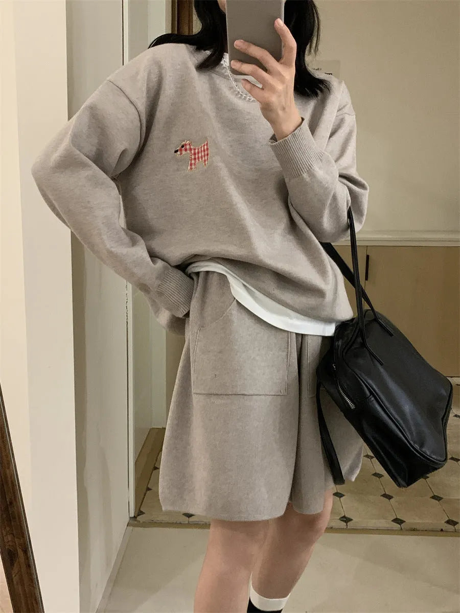 Women's knitted sweater and shorts suit with animal embroidery in imitation cashmere fabric
