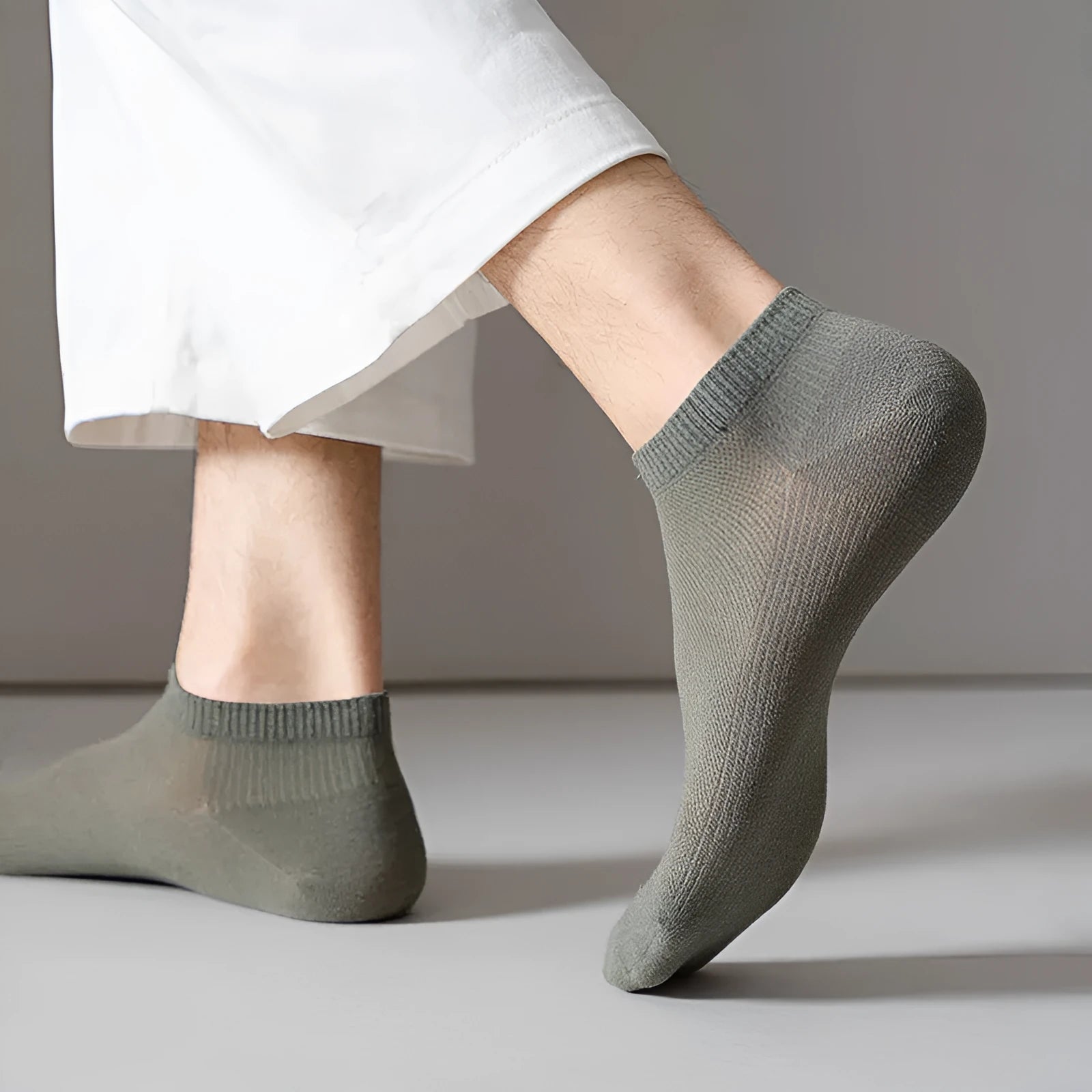 Men's low-cut solid colour polyester boat socks in free size fit showing breathable construction