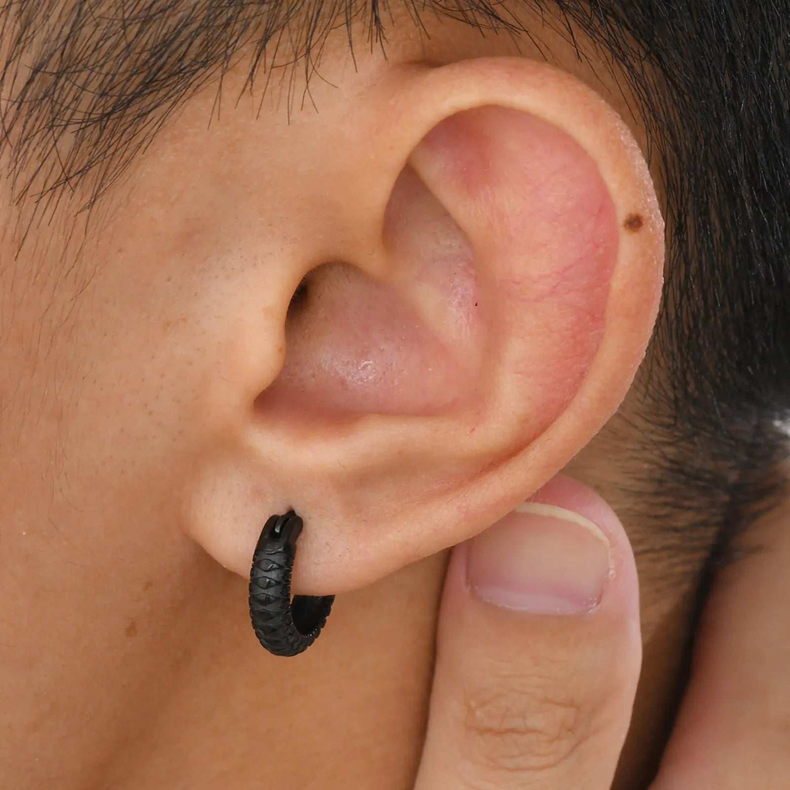 Stainless steel ear ring with a geometric snake pattern in a black finish.