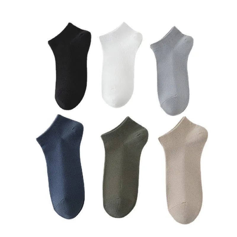 Men's low-cut solid colour polyester boat socks in free size fit showing breathable construction