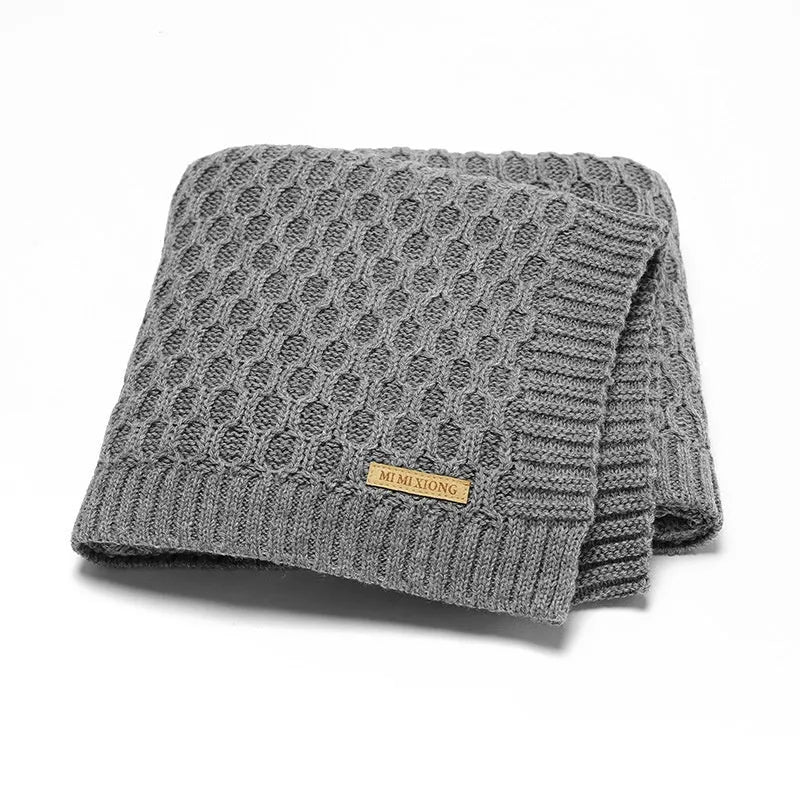 Solid colour infant hug blanket with textured lines, measuring 70 by 90 cm.