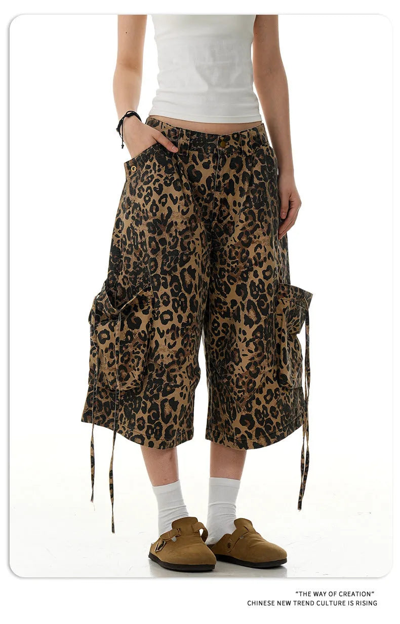 Leopard print cotton cropped pants with high waist and loose straight fit