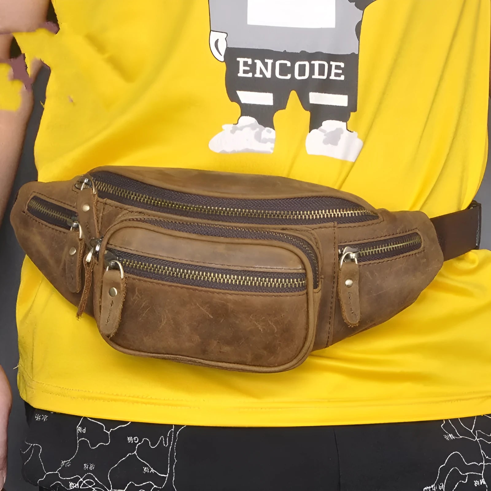 Leather shoulder messenger bag in retro style with adjustable crossbody strap