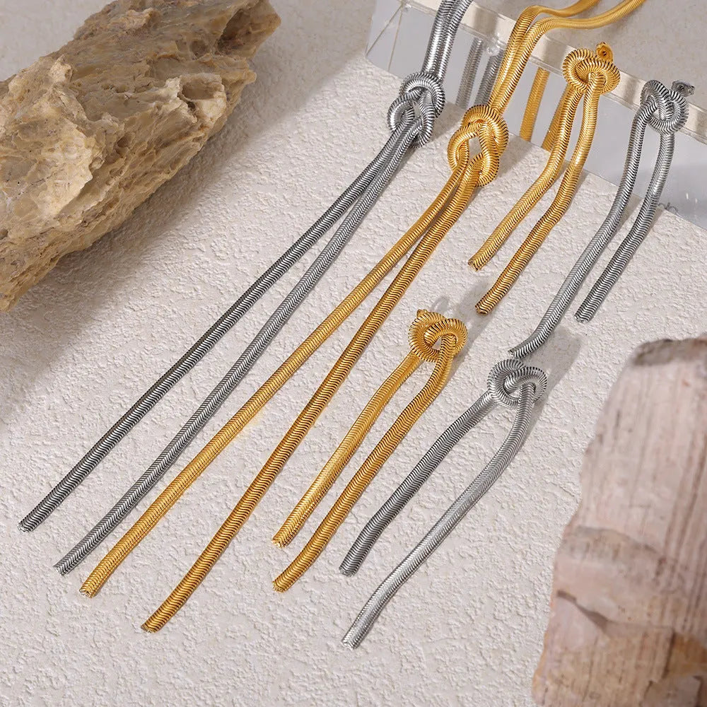 Gold electroplated titanium steel necklace and earrings set with tassel details