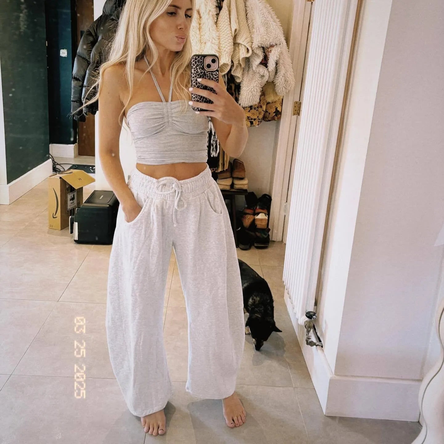 Loose cropped sweatpants with elastic drawstring waist in cotton fabric, shown in multiple colour options