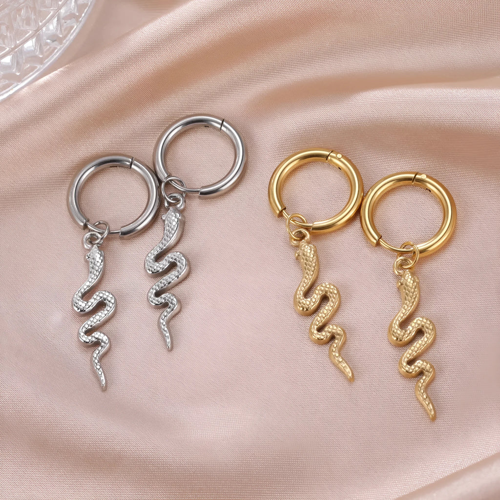 Snake-shaped vintage ear clips in gold or steel colour with stainless steel construction