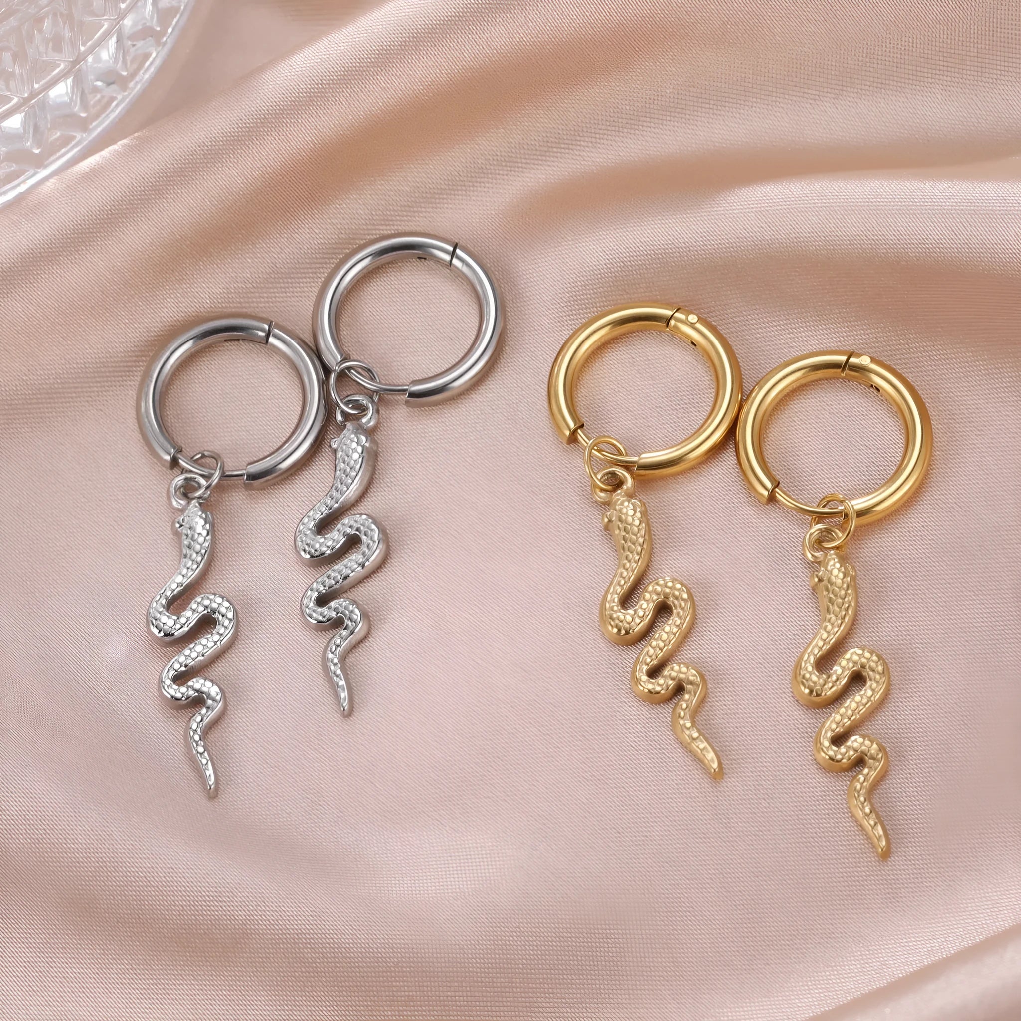 Snake-shaped vintage ear clips in gold or steel colour with stainless steel construction