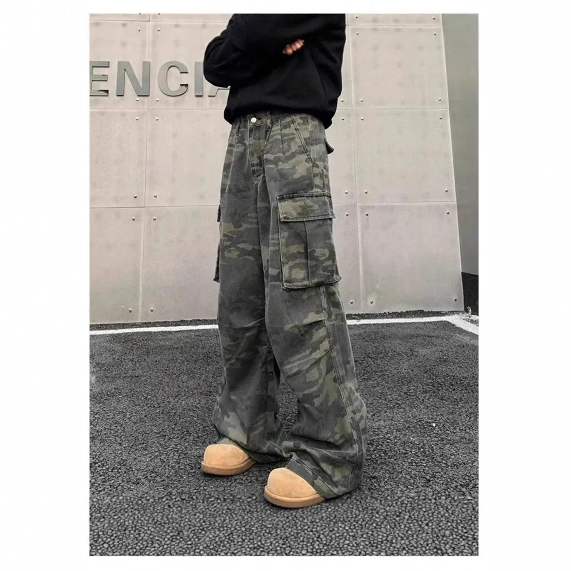 Korean-style camouflage cargo trousers in cotton-blend fabric with multiple pockets.