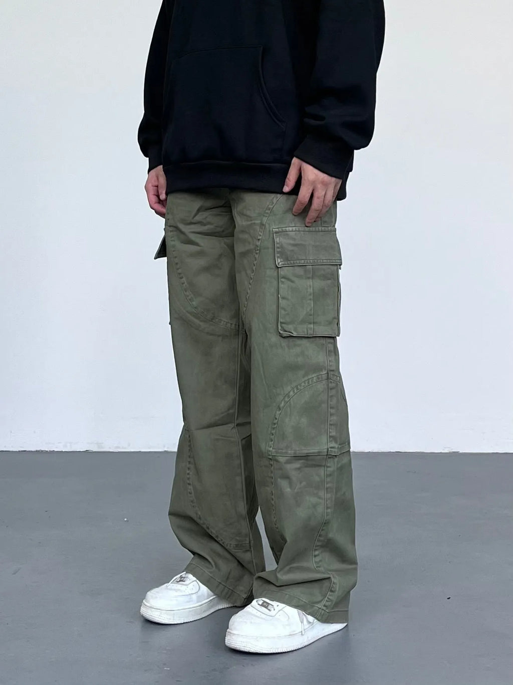 Women's washed cotton straight-leg overalls in black with mid-waist and pocket decoration