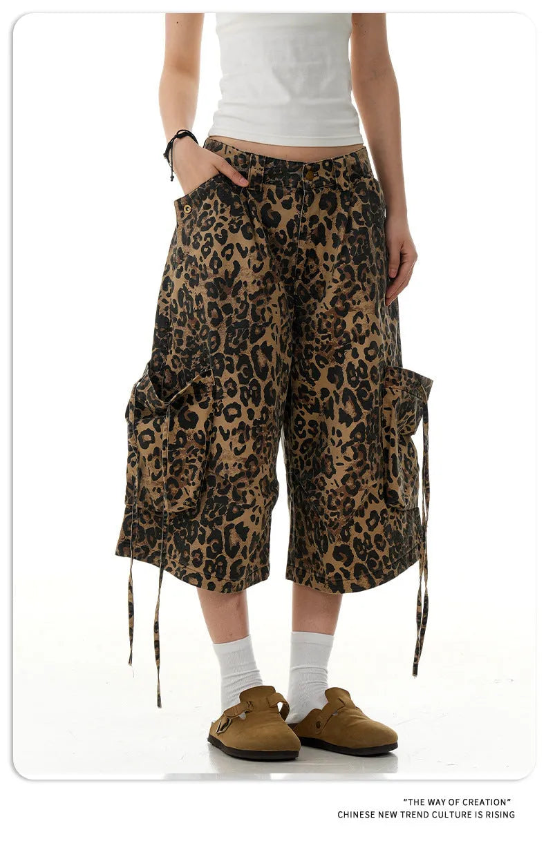 Leopard print cotton cropped pants with high waist and loose straight fit
