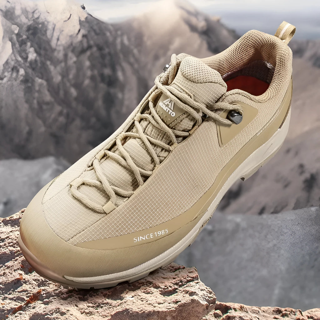 Men's low-top hiking boots with leather mesh upper and round toe design in black colour
