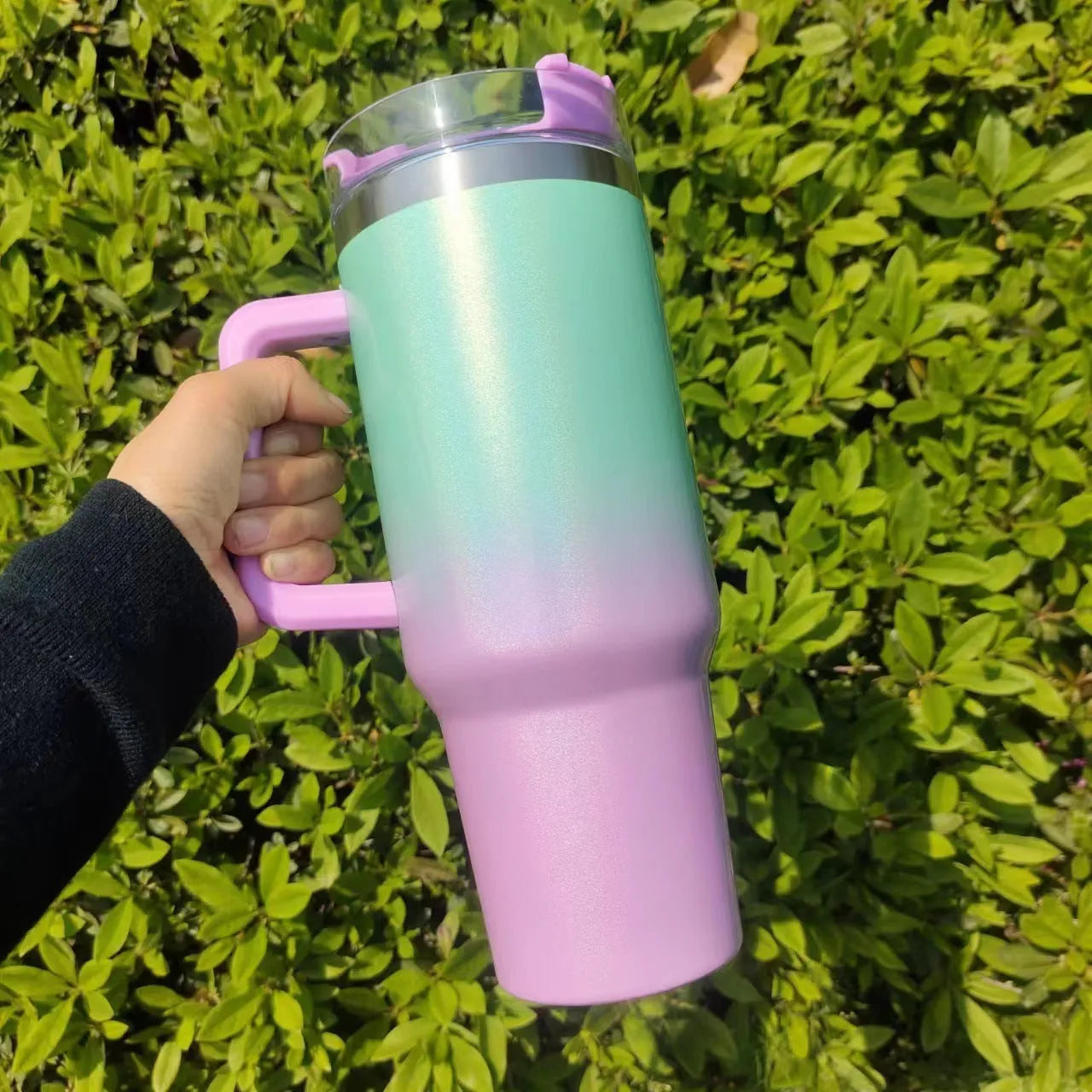 Large stainless steel vacuum insulation cup with gradient colour finish and double-layer construction