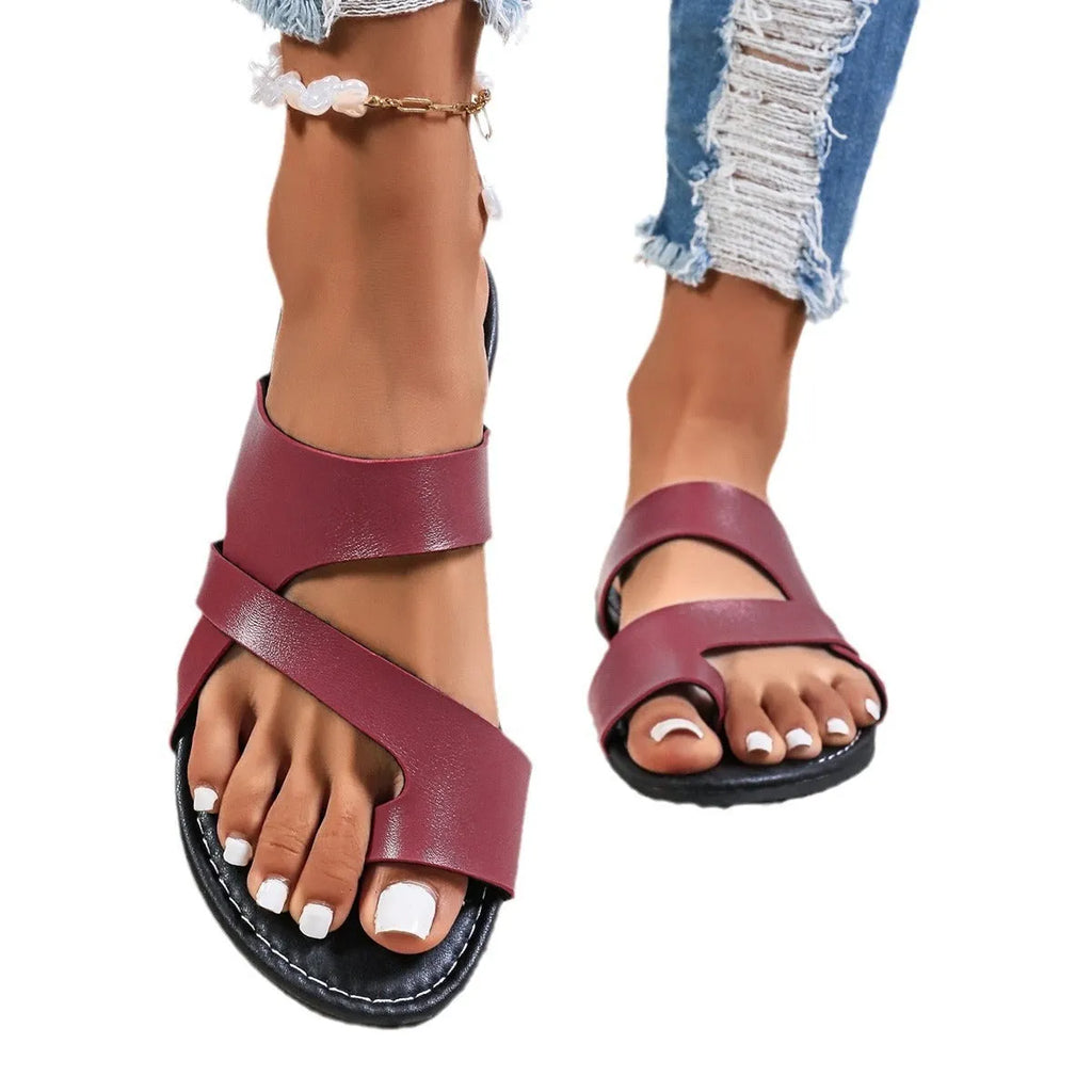 Adult casual beach slippers in solid colour with round head and hollow-out design.