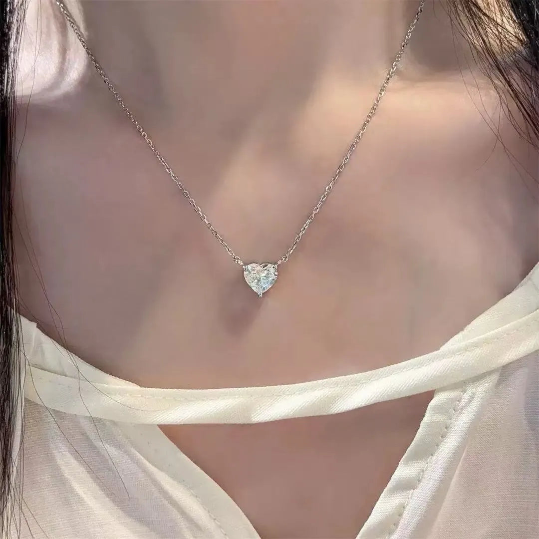 Silver-coloured women's necklace with heart pendant on delicate chain