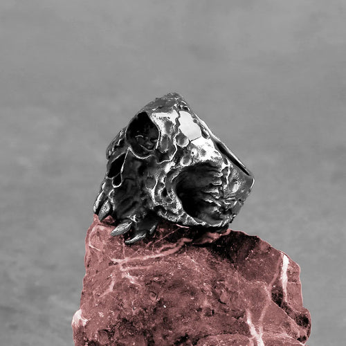 Alloy skull finger ring with one-eyed design and electroplated finish in dark retro style.