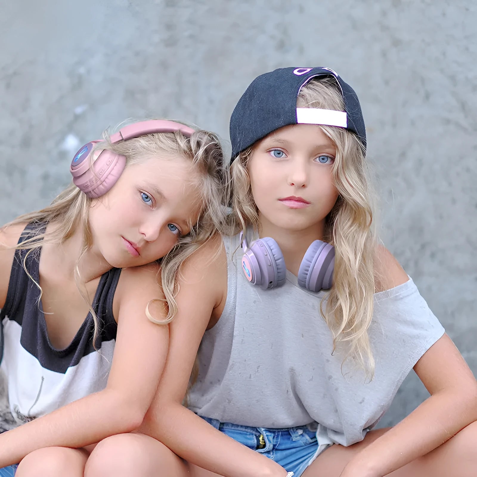 Wireless children's headphones with RGB lights in bunny pink or purple colour