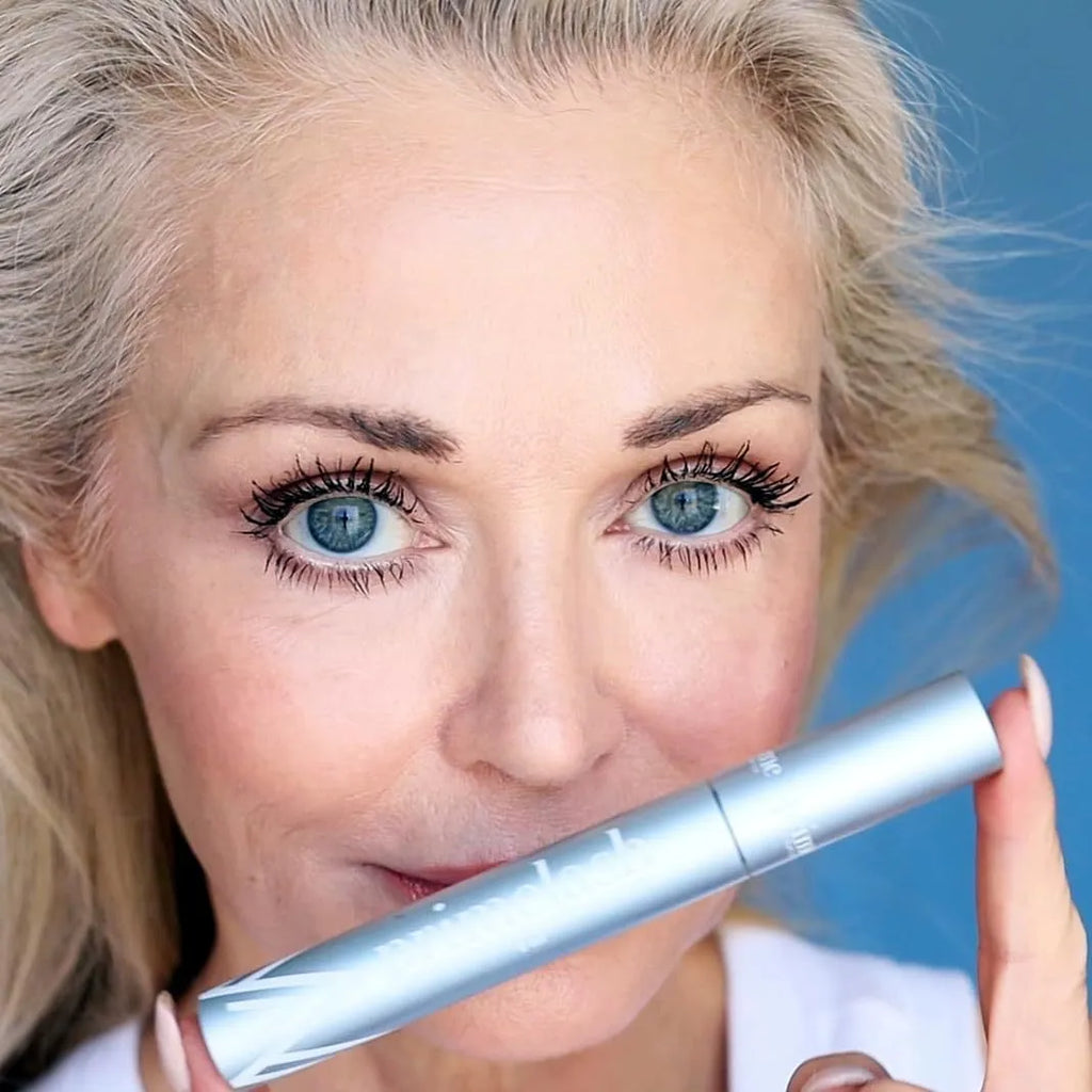 Single-piece eyelash brush and comb tool for eye black cosmetics application